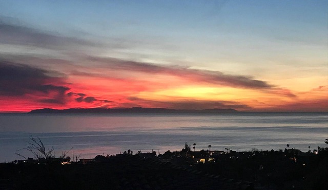 Now booking Fall/Winter- Charming Beach View Cottage in Laguna Beach