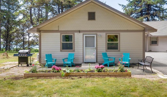 Oceanfront Smith River Cottage: Beach Access! in Smith River