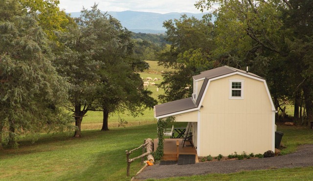 On farm cottage with mountain views. in Bridgewater