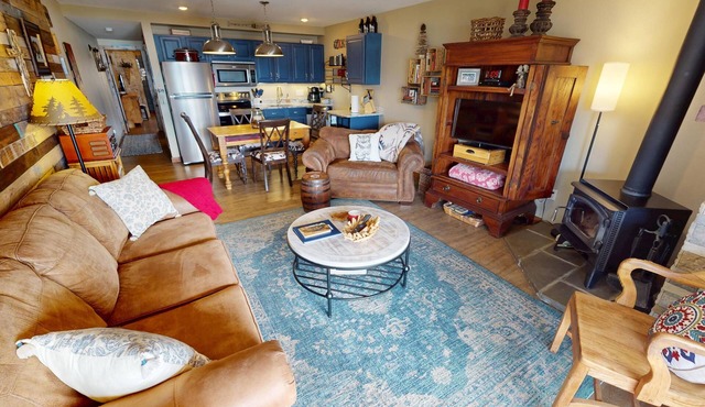 On Lake! Updated! 1st Floor, Hot Tub. Walk to Amphitheater, Marina, Parks in Dillon
