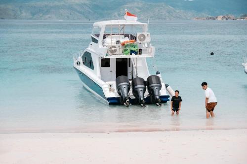 One Day Trip by Speadboat to National Komodo Park