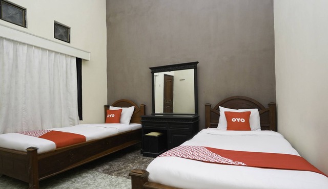 OYO 2715 Hotel Madinah Syariah in Pamekasan