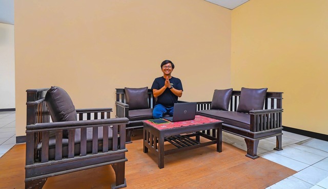 OYO Life 92641 Guest House Palinggihan Ii in Sumber