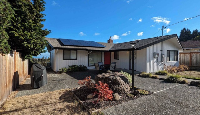 Panoramic Water Views, Retro Vibe, EV Charger, in Port Angeles