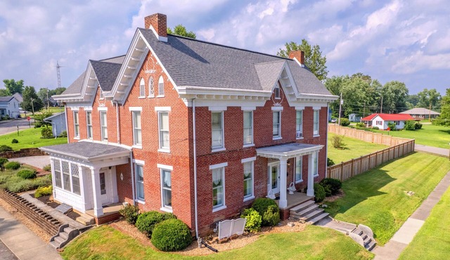 PB Larkin Victorian Mansion-4200 Sq. Ft Pet Safe Beautifully Preserved 1865 Home in Loogootee