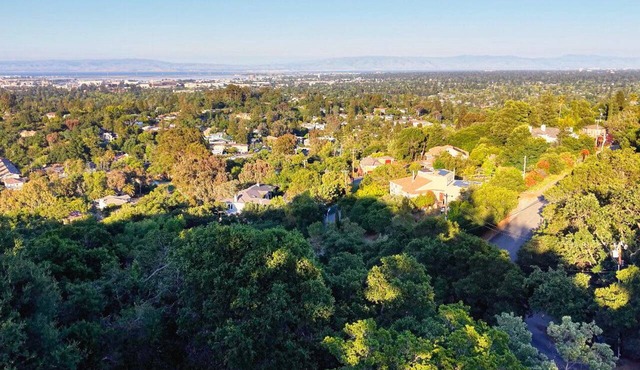 Peaceful 4BR/3Bath Retreat Overlooking Silicon Valley & Stanford in Emerald Hills