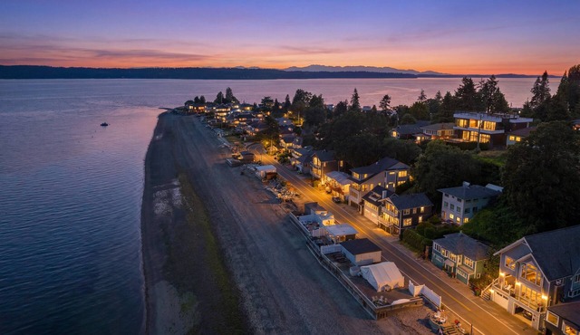 Perch - Waterfront Cabana | Puget Sound & Rainier Views in Seattle