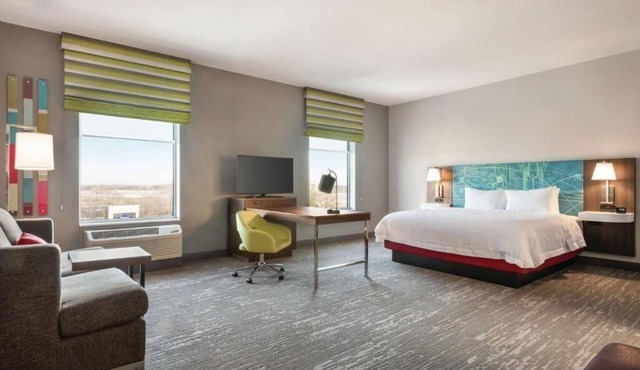 Pet-Friendly Space for Travelers Seeking Comfort Near Recreation and Fun! in Brooklyn Park