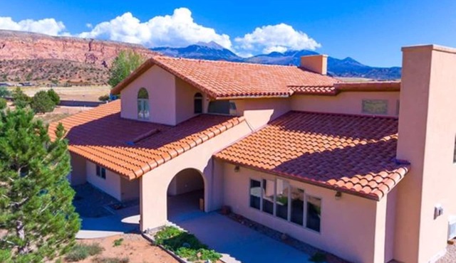Private Pool! Private Hot Tub! Trailer Parking! Fire Pits! All on 2 Acres! in Moab
