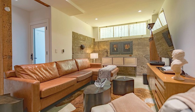 Pvt Lux Boutique Suite with Lush Patio: Historic San Francisco - 99 Walk Score in San Francisco