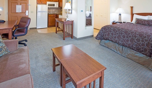 Queen Studio Suite w/Kitchenette in Oconomowoc in Oconomowoc