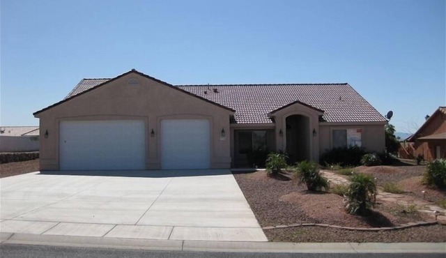 Quiet and Spacious 4-br home - Safe Neighborhood - SNOWBIRDS WELCOME in Bullhead City