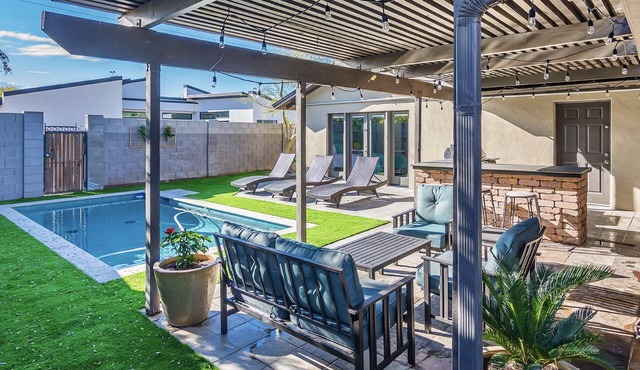 Recent remodel walk to Old Town w/heated pool in Scottsdale