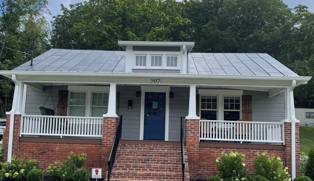 Recently updated Park Street Cottage with garage in Downtown Greeneville, TN. in Greeneville
