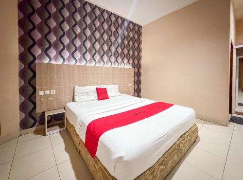 RedDoorz at Hotel Charvita Kupang