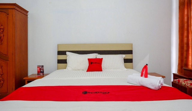 RedDoorz @ Hotel Horas Palopo