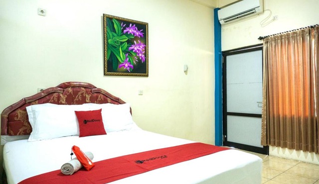 RedDoorz near H. Hasan Aroeboesman Airport in Ende