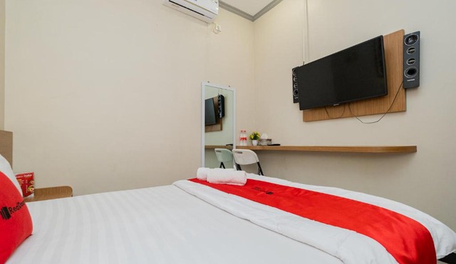 RedDoorz near Kampung Inggris Pare in Pare