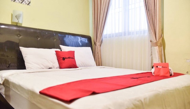 RedDoorz near Surabaya Town Square in Surabaya