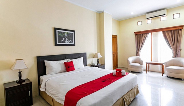 RedDoorz Plus near Alun Alun Karanganyar in Karanganyar