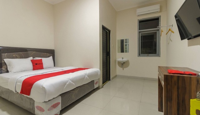 RedDoorz Plus near RS PMI Bogor in Bogor
