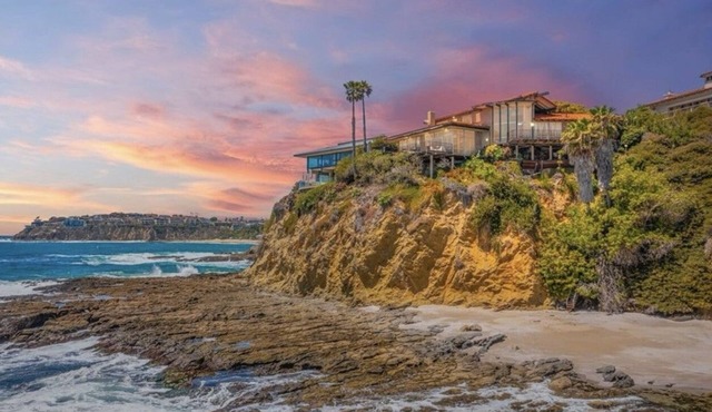 Relaxing getaway with your own private beach just foot steps away. in Laguna Beach