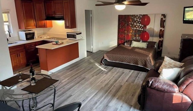 Renovated Private Studio/Suite w/Kitchenette Bathroom (Abv Grg) in Riverside