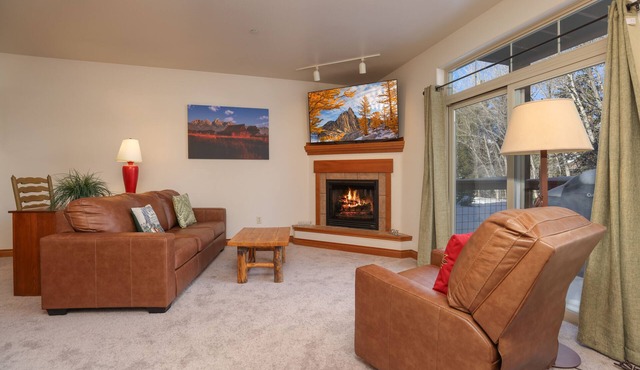 Retreat on the Blue Condo: Your Riverfront Retreat in Silverthorne