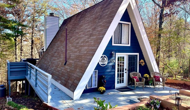 Romantic A-Frame Cabin with Hot Tub + Netflix in Lake Lure