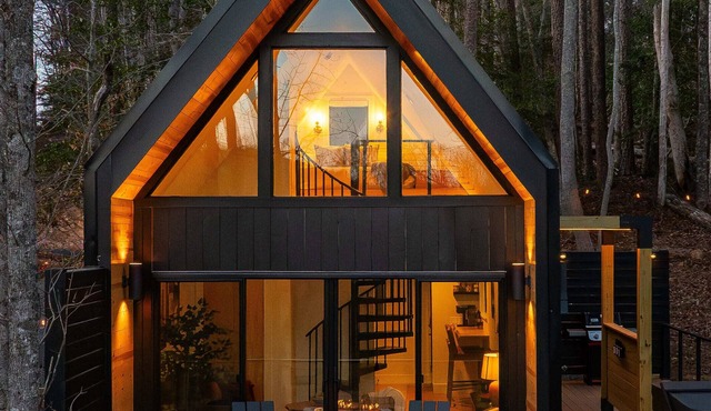 Romantic Couples A-Frame · Hot Tub ·Outdoor Shower in Dahlonega