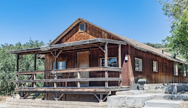 Rustic 5BR Cabin in Glamping Resort w/Firewood for Relaxing Evening in Maricopa