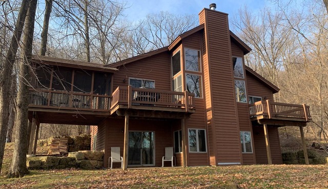 Secluded home nestled in the trees, WIFI in Galena