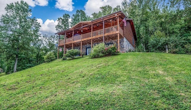 Secluded Mountain Top Cabin with Game Room in Bedford in Bedford