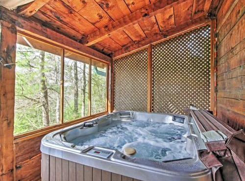 Secluded Sevierville Cabin w/Hot Tub! in Sevierville