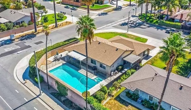 Shalimar Retreat, Large Pool, Hot Tub, Game Room, Backyard, 5 Bdrooms, BBQ Grill in Riverside
