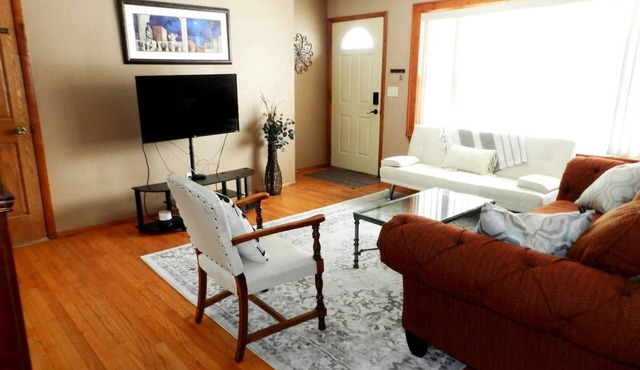 Side A-Convenient and comfortable home near waterfront- in Monona
