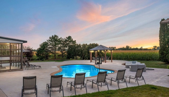 Sleeps 30 | Crew-Friendly | Pool & Hot Tub in Appleton