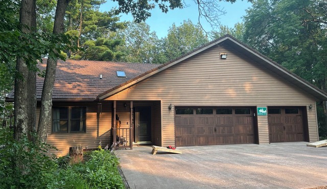 Spacious 5 bedroom cabin in charming Hayward on Windigo Lake in Hayward