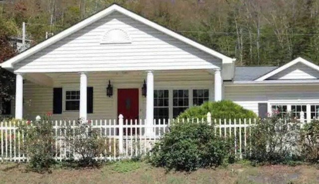 Spacious Colonial Home with Sunroom, Jacuzzi & Single-Level Living in Van Lear
