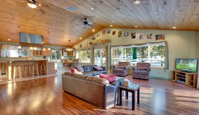 Spacious Escape, Game Room, Deck, Views, Sleeps 10 in Stateline