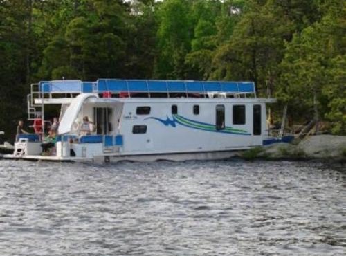 Spacious Floating Mansion - House Boat - Largest Floating Lodge - Sleeps 12 - Fast Wi-Fi HB06 in Babbitt