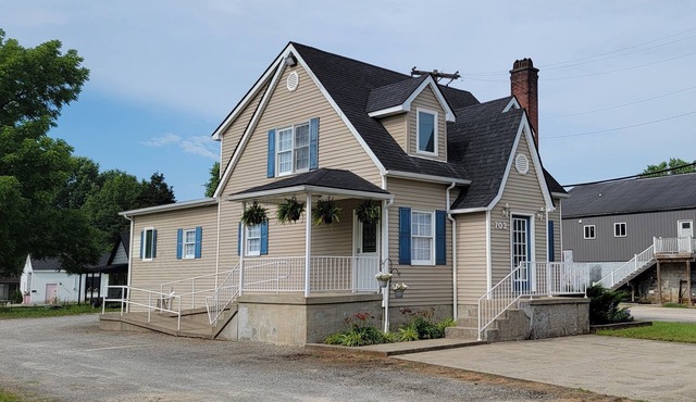 Spacious, Fully-Stocked, Walking distance to Downtown - With Comfy Mattresses! in Bardstown