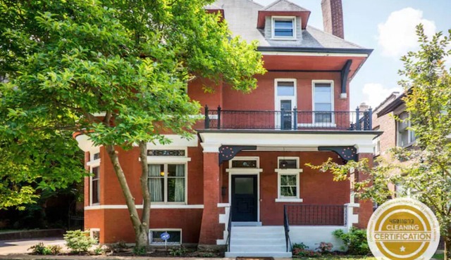 Spacious + Historic 3-story Home Private Driveway Sleeps 16 Convenient Location! in St. Louis