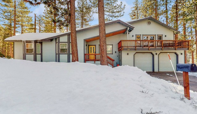 Spacious home with a pool table close to golf, skiing, hiking & biking in South Lake Tahoe