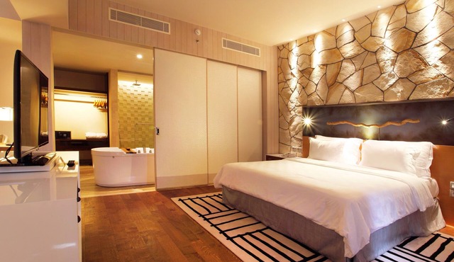 Spacious Modern Suite with Free Minibar Items (T Sand Suite25)