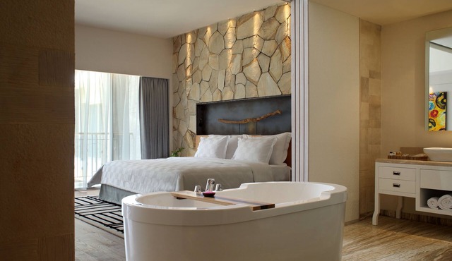 Spacious Modern Suite with Free Minibar Items (T Sand Suite31)