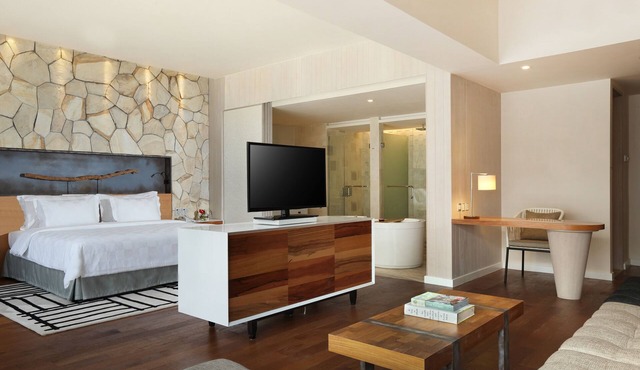 Spacious Modern Suite with Free Minibar Items (T Sand Suite39)