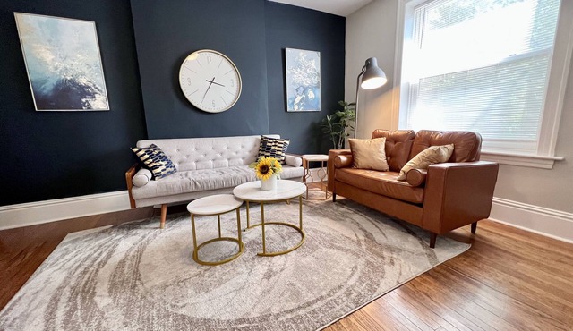 Spacious Shaw 2 Bedroom - Walk to Botanical Garden & Tower Grove - Pet Friendly in St. Louis