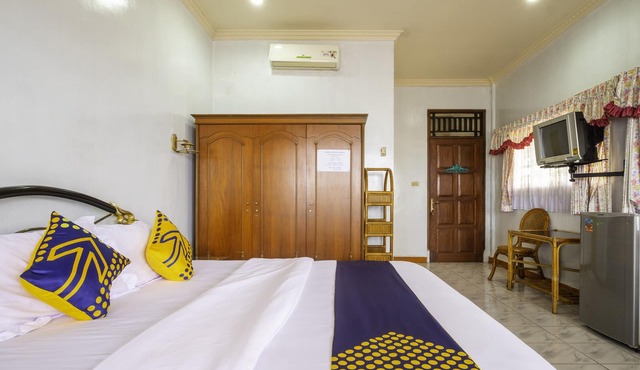 SPOT ON 1896 Hotel Mahkota Pantai in Pelabuhan Ratu