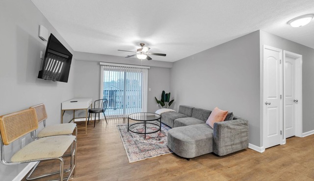 Stonecrest 910, 2Bd Apt I Free Parking I Pool in New Albany